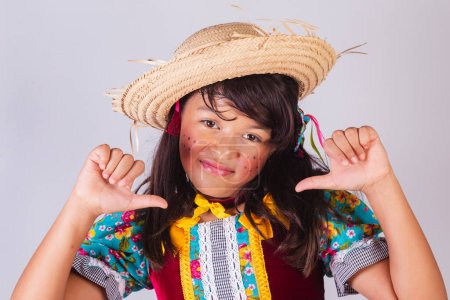 Foto de Niño, chica brasileña, con ropa de fiesta de junio, expresiones en primer plano. - Imagen libre de derechos