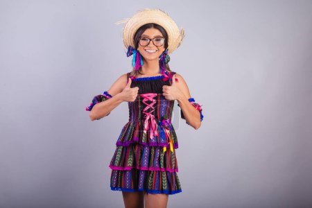 Foto de Mujer brasileña con ropa de fiesta junina. - Imagen libre de derechos