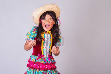 Foto de Niño, chica brasileña, con ropa Festa Junina, invitando con las manos. - Imagen libre de derechos