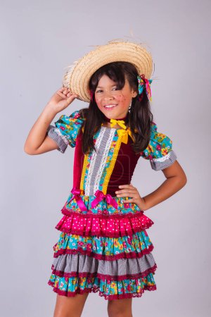 Foto de Niño, chica brasileña, con ropa de fiesta junina, retrato vertical de medio cuerpo. - Imagen libre de derechos