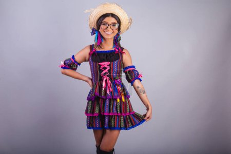Téléchargez les photos : Femme brésilienne avec des vêtements Festa junina. - en image libre de droit
