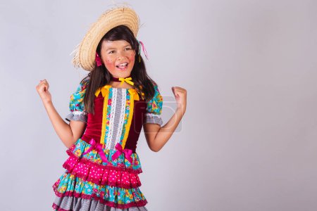 Téléchargez les photos : Enfant, fille brésilienne, dans les vêtements de la fête junina, fête. - en image libre de droit