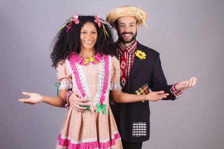 Téléchargez les photos : Couple portant des vêtements typiques de Festa Junina, Arraial, Festa de So Joo. à bras ouverts, invitant. - en image libre de droit