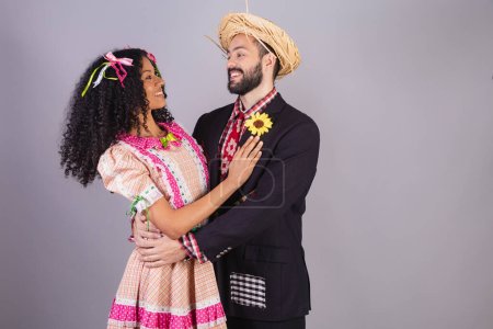 Téléchargez les photos : Couple portant des vêtements typiques de Festa Junina, Arraial, Festa de So Joo. embrassé. - en image libre de droit