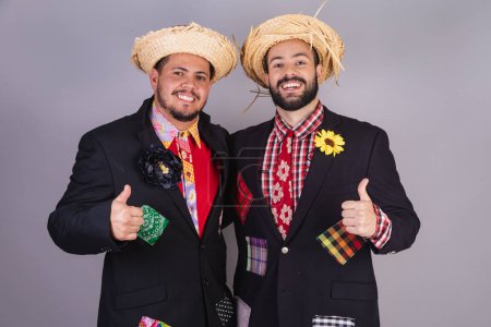 Foto de Amigos vistiendo ropa típica de festa junina, arraial, festa de so joo. - Imagen libre de derechos