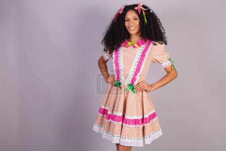 Foto de Mujer brasileña vistiendo ropa típica de festa junina, arraial, festa de so joo. - Imagen libre de derechos