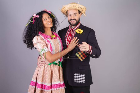 Téléchargez les photos : Couple portant des vêtements typiques de Festa Junina, Arraial, Festa de So Joo. pointant vers la caméra. - en image libre de droit