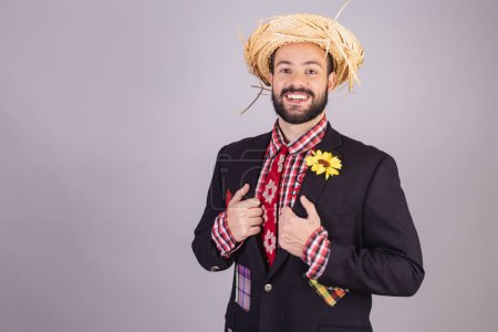 Téléchargez les photos : Homme brésilien portant des vêtements typiques de festa junina, arraial, festa de so joo. - en image libre de droit