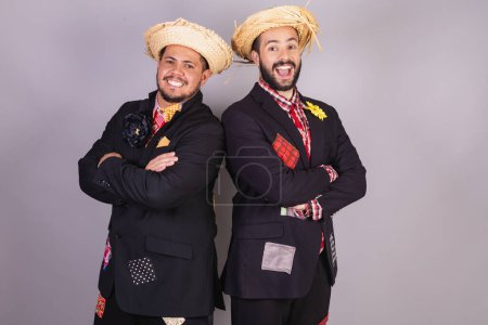 Foto de Amigos vistiendo ropa típica de festa junina, arraial, festa de so joo. - Imagen libre de derechos