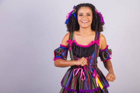 Foto de Mujer brasileña negra con ropa de fiesta junina. Comunidad de San Juan. Arraial, baile. - Imagen libre de derechos
