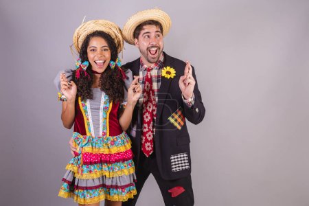 Téléchargez les photos : Couple, brésilien, vêtu de vêtements de festa junina, fraternisation au nom de So Joo, Arraial. incroyable, applaudir, célébrer - en image libre de droit