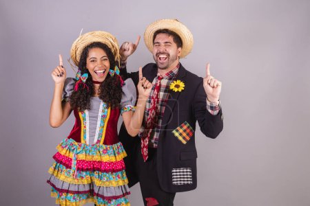 Téléchargez les photos : Couple brésilien, portant des vêtements de fête de juin, fraternisation au nom de So Joo, Arraial. danse. - en image libre de droit