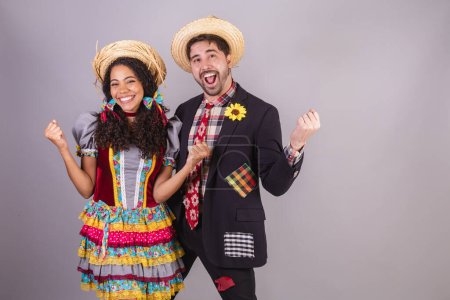 Téléchargez les photos : Couple, brésilien, vêtu de vêtements de festa junina, fraternisation au nom de So Joo, Arraial. célébrer - en image libre de droit