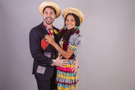 Téléchargez les photos : Couple brésilien, portant des vêtements de fête Juin - en image libre de droit