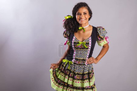 Foto de Mujer brasileña negra con ropa de fiesta junina. Comunidad de San Juan. Arraial, retrato horizontal. - Imagen libre de derechos