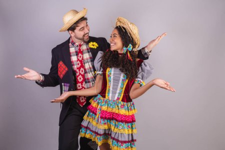 Téléchargez les photos : Couple, brésilien, vêtu de vêtements de festa junina, fraternisation au nom de So Joo, Arraial. Bienvenue - en image libre de droit