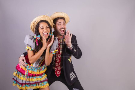 Téléchargez les photos : Couple brésilien, portant des vêtements de fête de juin, fraternisation au nom de So Joo, Arraial. crier et annoncer - en image libre de droit
