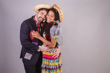 Téléchargez les photos : Couple, brésilien, vêtu de vêtements de festa junina, fraternisation au nom de So Joo, Arraial. embrassé - en image libre de droit