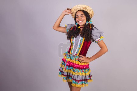 Foto de Negra, brasileña, vestida con ropa de fiesta de junio, fraternización en nombre de So Joo, Arraial. increíble, posando para la foto - Imagen libre de derechos