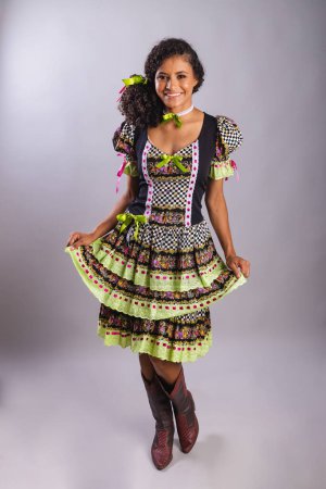Foto de Mujer brasileña negra con ropa de fiesta junina. Comunidad de San Juan. Arraial, Retrato vertical. - Imagen libre de derechos