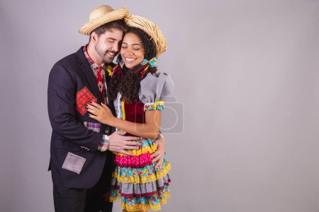 Téléchargez les photos : Couple, brésilien, vêtu de vêtements de festa junina, fraternisation au nom de So Joo, Arraial. embrassé - en image libre de droit