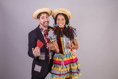 Téléchargez les photos : Couple brésilien, portant des vêtements de fête Juin - en image libre de droit