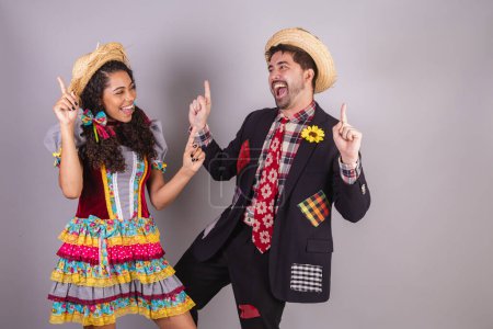 Téléchargez les photos : Couple brésilien, portant des vêtements de fête de juin, fraternisation au nom de So Joo, Arraial. danse - en image libre de droit