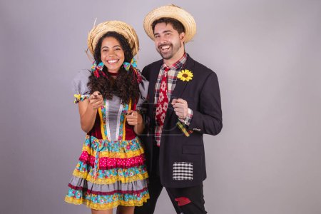 Téléchargez les photos : Couple, brésilien, vêtu de vêtements de festa junina, fraternisation au nom de So Joo, Arraial. posant pour une photo - en image libre de droit