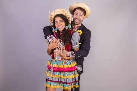 Foto de Pareja brasileña, vistiendo ropa de fiesta de junio, fraternización en nombre de So Joo, Arraial. abrazado - Imagen libre de derechos
