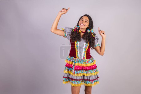 Foto de Mujer brasileña negra vistiendo ropa de fiesta de junio, fraternización en nombre de So Joo. Baile arraial. - Imagen libre de derechos