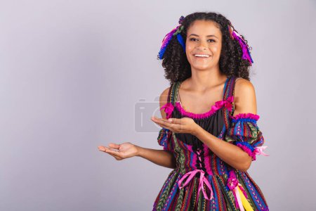 Téléchargez les photos : Femme brésilienne noire portant des vêtements de festa junina. Fellowship of Saint John. Arraial, présentation de produits ou publicité. - en image libre de droit