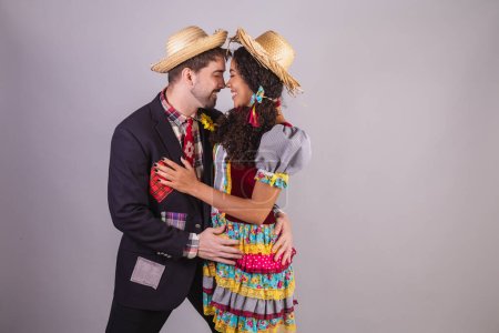 Téléchargez les photos : Couple, brésilien, vêtu de vêtements de festa junina, fraternisation au nom de So Joo, Arraial. échange de baisers - en image libre de droit
