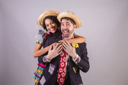 Téléchargez les photos : Couple brésilien, portant des vêtements de fête de juin, fraternisation au nom de So Joo, Arraial. embrassé. - en image libre de droit