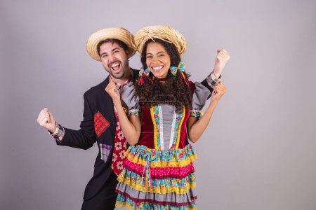 Téléchargez les photos : Couple brésilien, portant des vêtements de fête de juin, fraternisation au nom de So Joo, Arraial. - en image libre de droit