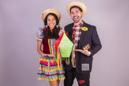 Téléchargez les photos : Couple brésilien, portant des vêtements de fête de juin, fraternisation au nom de So Joo, Arraial. tenue festa junina décoration - en image libre de droit