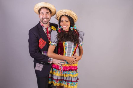 Téléchargez les photos : Couple, brésilien, vêtu de vêtements de festa junina, fraternisation au nom de So Joo, Arraial. armements - en image libre de droit