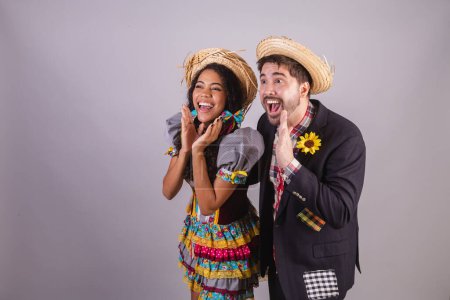 Téléchargez les photos : Couple brésilien, portant des vêtements de fête de juin, fraternisation au nom de So Joo, Arraial. crier et annoncer - en image libre de droit