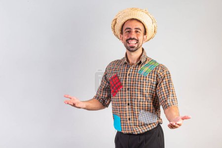 Foto de Hombre, brasileño vistiendo ropa de fiesta junina. Arraial, Fiesta de San Juan. brazos abiertos. - Imagen libre de derechos