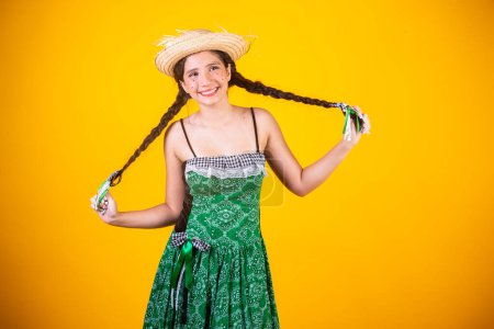 Foto de Chica brasileña, con ropa de Festa Junina, Arraial, Festa de So Joao. Retrato horizontal. - Imagen libre de derechos