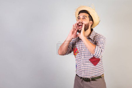 Foto de Hombre brasileño vistiendo ropa de fiesta junina. Arraial, Fiesta de San Juan. promoción gritando, publicidad. - Imagen libre de derechos