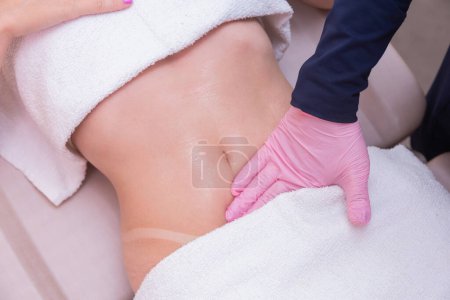 Foto de Foto de cerca del vientre de una mujer, foto de la estética, procedimientos en el abdomen. clínica de belleza. - Imagen libre de derechos