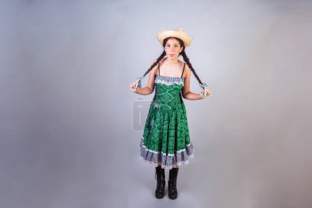 Foto de Chica brasileña, con ropa de Festa Junina, Arraial, Festa de So Joao. Retrato horizontal. - Imagen libre de derechos