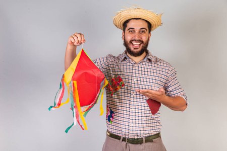 Foto de Hombre brasileño vistiendo ropa de fiesta junina. Arraial, Fiesta de San Juan. con globo, decoración de la fiesta. - Imagen libre de derechos