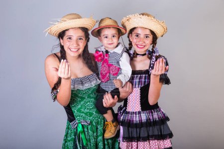 Foto de Hermanos, familia, amigos.brasileños, con ropa de festa junina, arraial, festa de so joo. Retrato horizontal. - Imagen libre de derechos