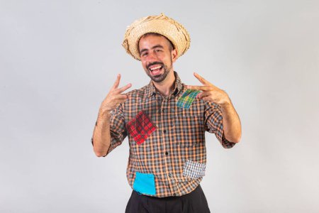Foto de Hombre, brasileño vistiendo ropa de fiesta junina. Arraial, Fiesta de San Juan. paz y amor. - Imagen libre de derechos