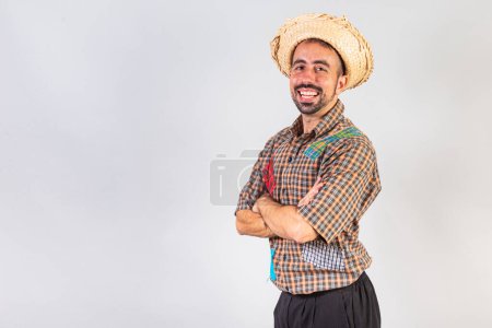 Téléchargez les photos : Homme, brésilien portant des vêtements de fête junina. Arraial, fête de Saint-Jean. bras croisés. - en image libre de droit