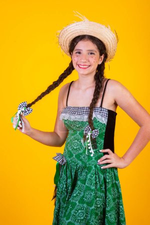 Téléchargez les photos : Fille brésilienne, avec des vêtements de Festa Junina, Arraial, Festa de So Joo. Portrait horizontal. - en image libre de droit