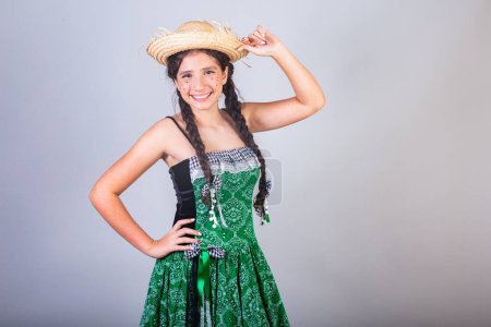 Téléchargez les photos : Fille brésilienne, avec des vêtements de Festa Junina, Arraial, Festa de So Joo. Portrait horizontal. - en image libre de droit