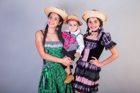 Foto de Hermanos, familia, amigos. brasileños, con ropa de festa junina, arraial, festa de so joo. Retrato horizontal. - Imagen libre de derechos
