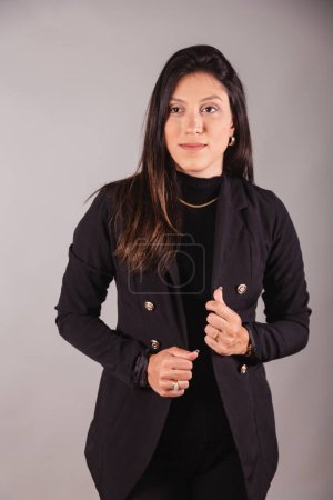 Téléchargez les photos : Femme d'affaires en costume noir. Professionnel de l'esthétique. tenant un carnet - en image libre de droit